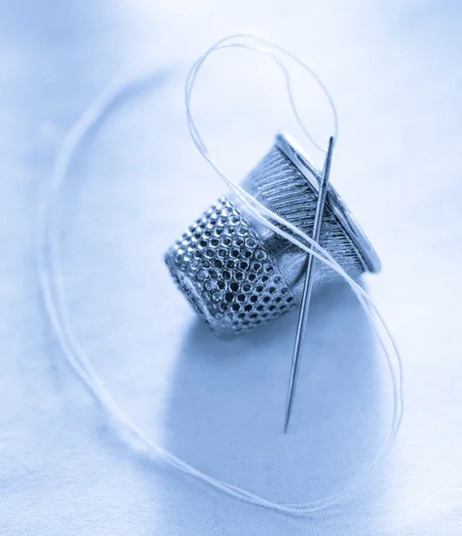 Dedal de costura e agulha — Fotografia de Stock