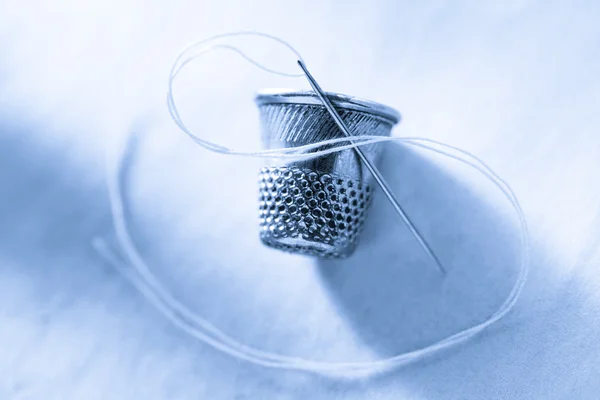 Sewing thimble and needle — Stock Photo, Image