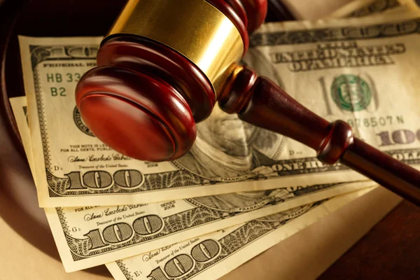 Wooden gavel and banknotes — Stock Photo, Image