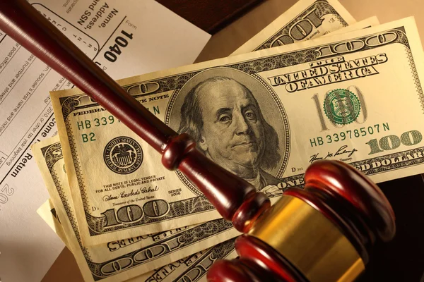 Wooden gavel and banknotes — Stock Photo, Image