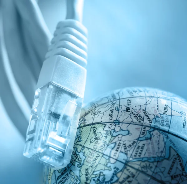 Ethernet-kabel en globe — Stockfoto