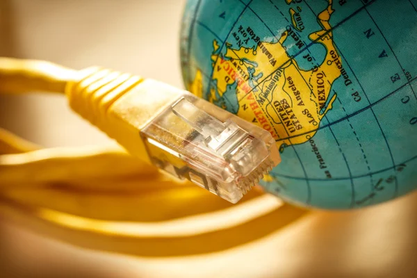 Câble Ethernet et globe — Photo