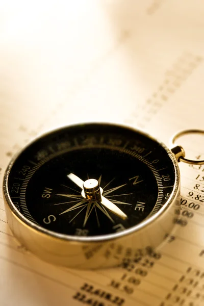 Driftsbudget och svart kompass — Stockfoto