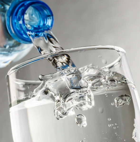 Наливая воду из бутылки — стоковое фото