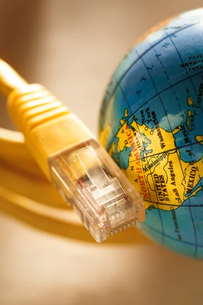Câble Ethernet et globe — Photo