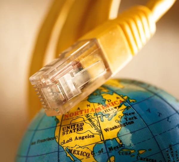 Ethernet-kabel en globe — Stockfoto