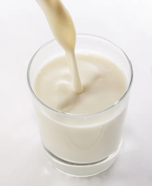 Χύτευση γάλακτος σε γυαλί — Φωτογραφία Αρχείου