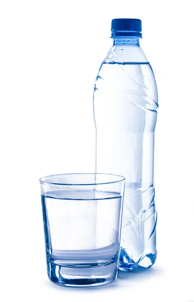 Бутылка и стакан воды — стоковое фото