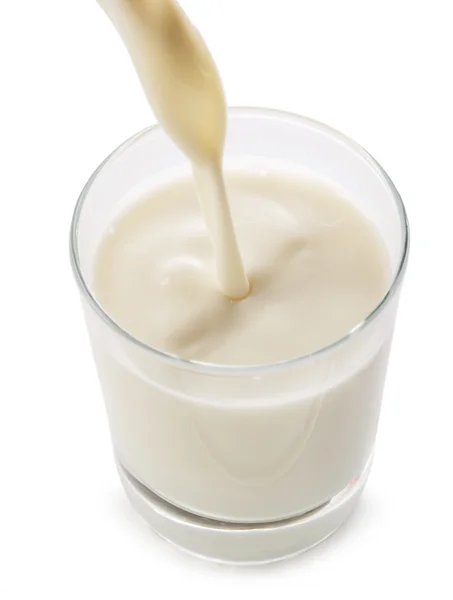 Hälla mjölk i glas — Stockfoto