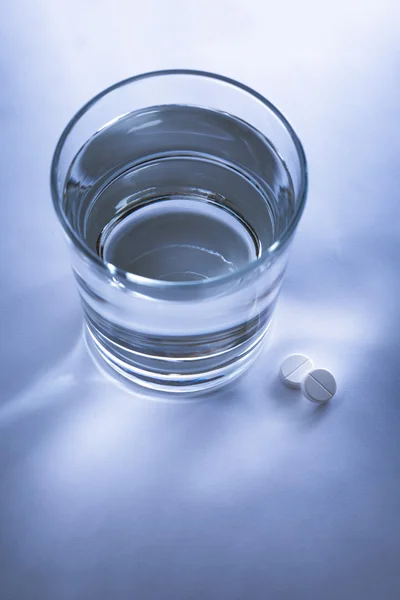 Glass of water and pills Royalty Free Stock Images