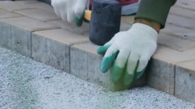 Kaldırım döşeyen işçiler