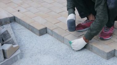 Kaldırım döşeyen işçiler