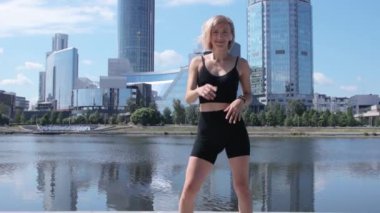 Şehirde dans eden bir kadın