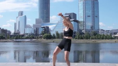 Şehirde dans eden bir kadın