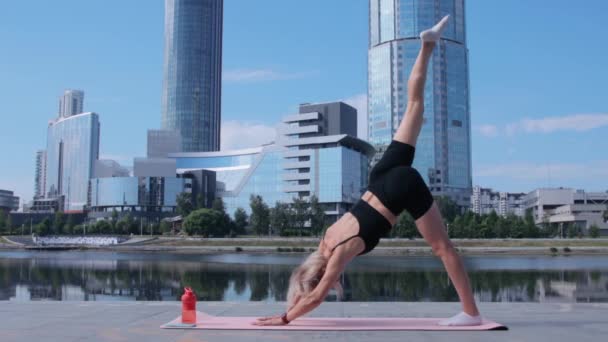 Woman working out in city — Stock Video