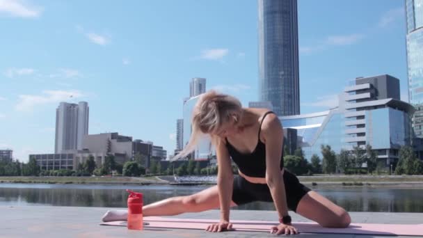 Woman working out in city — Stock Video