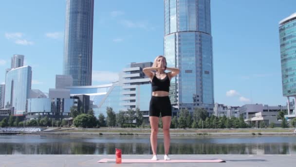 Woman working out in city — Stock Video