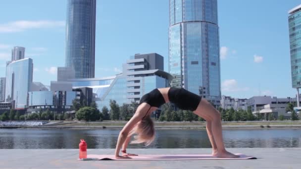 Mujer haciendo ejercicio en la ciudad — Vídeos de Stock