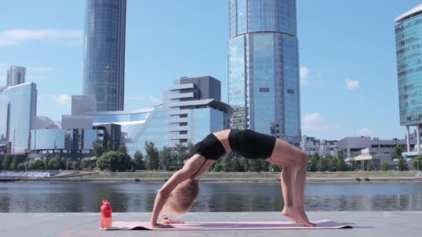 Mujer haciendo ejercicio en la ciudad — Vídeos de Stock