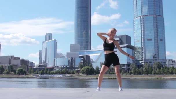 Kobieta tańcząca na ulicy w mieście — Wideo stockowe