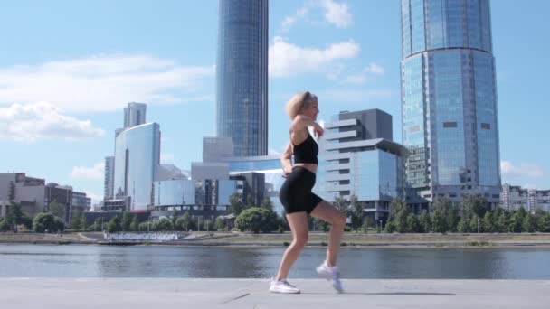 Donna che balla per strada in città — Video Stock
