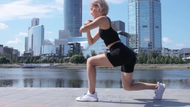 Mujer haciendo ejercicio en la ciudad — Vídeo de stock