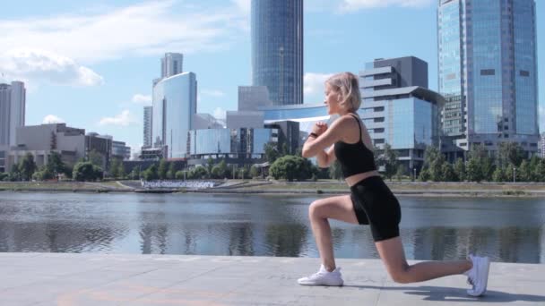 Mujer haciendo ejercicio en la ciudad — Vídeos de Stock