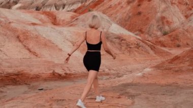 Kurumuş alanda yürüyen bir kadın.