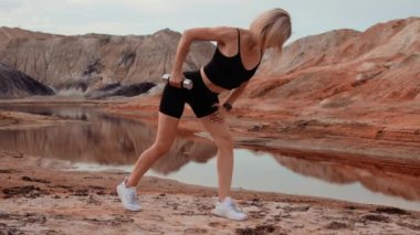 Cansız ve kurumuş bölge üzerinde çalışan bir kadın.