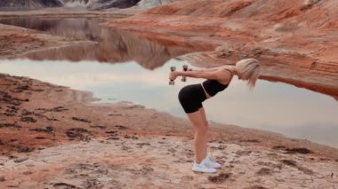 Cansız ve kurumuş bölge üzerinde çalışan bir kadın.