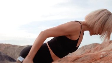 Cansız ve kurumuş bölge üzerinde çalışan bir kadın.