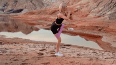 Cansız ve kurumuş bölge üzerinde çalışan bir kadın.