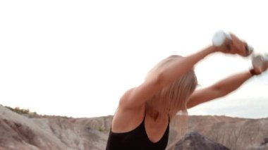 Cansız ve kurumuş bölge üzerinde çalışan bir kadın.