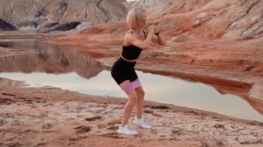 Cansız ve kurumuş bölge üzerinde çalışan bir kadın.