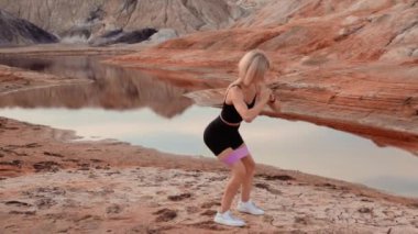 Cansız ve kurumuş bölge üzerinde çalışan bir kadın.