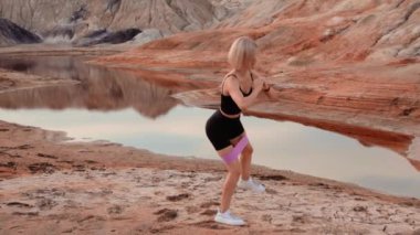 Cansız ve kurumuş bölge üzerinde çalışan bir kadın.