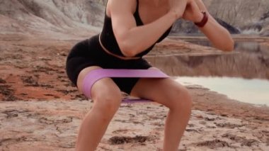 Cansız ve kurumuş bölge üzerinde çalışan bir kadın.