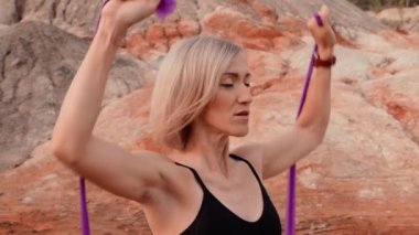 Cansız ve kurumuş bölge üzerinde çalışan bir kadın.