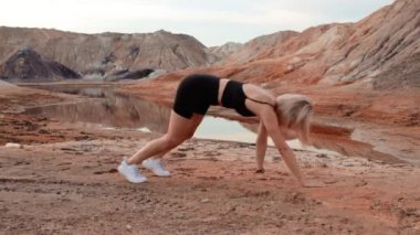 Cansız ve kurumuş bölge üzerinde çalışan bir kadın.