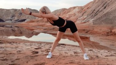 Cansız ve kurumuş bölge üzerinde çalışan bir kadın.