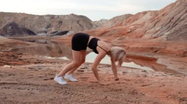 Cansız ve kurumuş bölge üzerinde çalışan bir kadın.