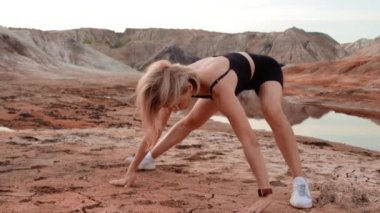 Cansız ve kurumuş bölge üzerinde çalışan bir kadın.