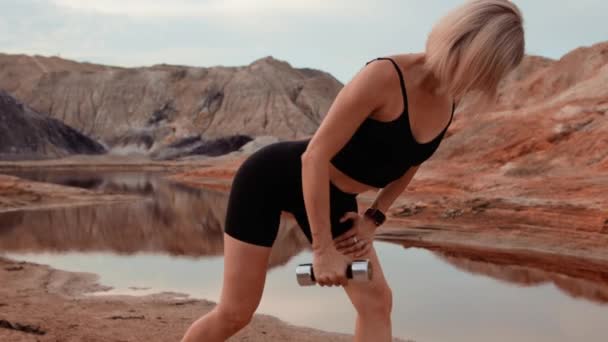 Mujer haciendo ejercicio en la localidad seca sin vida — Vídeo de stock