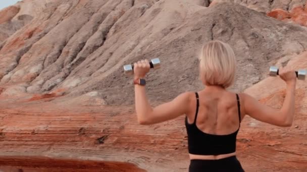 Woman working out on lifeless dried locality — Stock Video