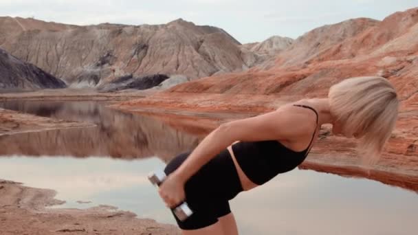 Woman working out on lifeless dried locality — Stock Video