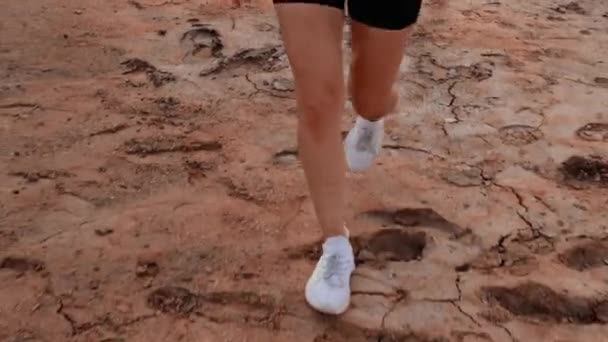 Kobieta przechodząca przez pozbawiony życia obszar suchy — Wideo stockowe