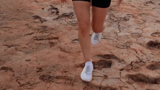 Mulher caminhando através da área seca sem vida — Vídeo de Stock