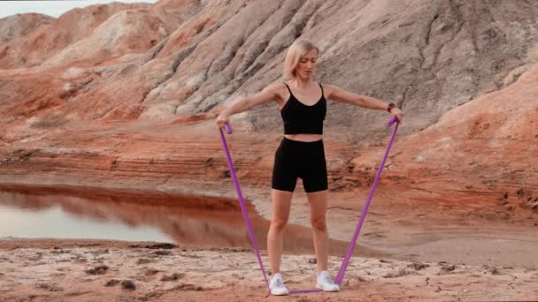Mujer haciendo ejercicio en la localidad seca sin vida — Vídeos de Stock