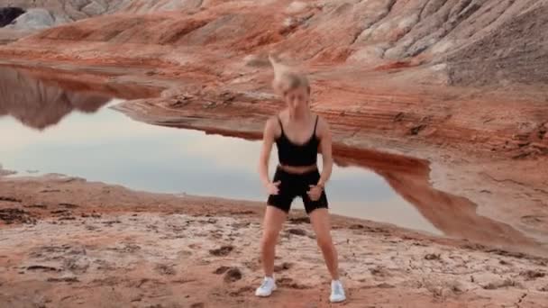 Mujer haciendo ejercicio en la localidad seca sin vida — Vídeo de stock