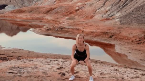 Kvinna som tränar på livlös torkad plats — Stockvideo